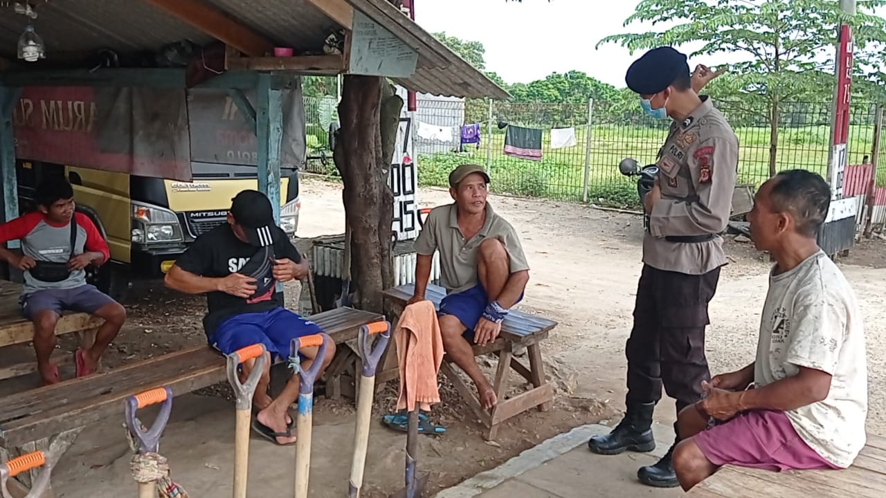 Sat Brimob Polda Jabar Himbau Warga Cilodong Terapkan Prokes